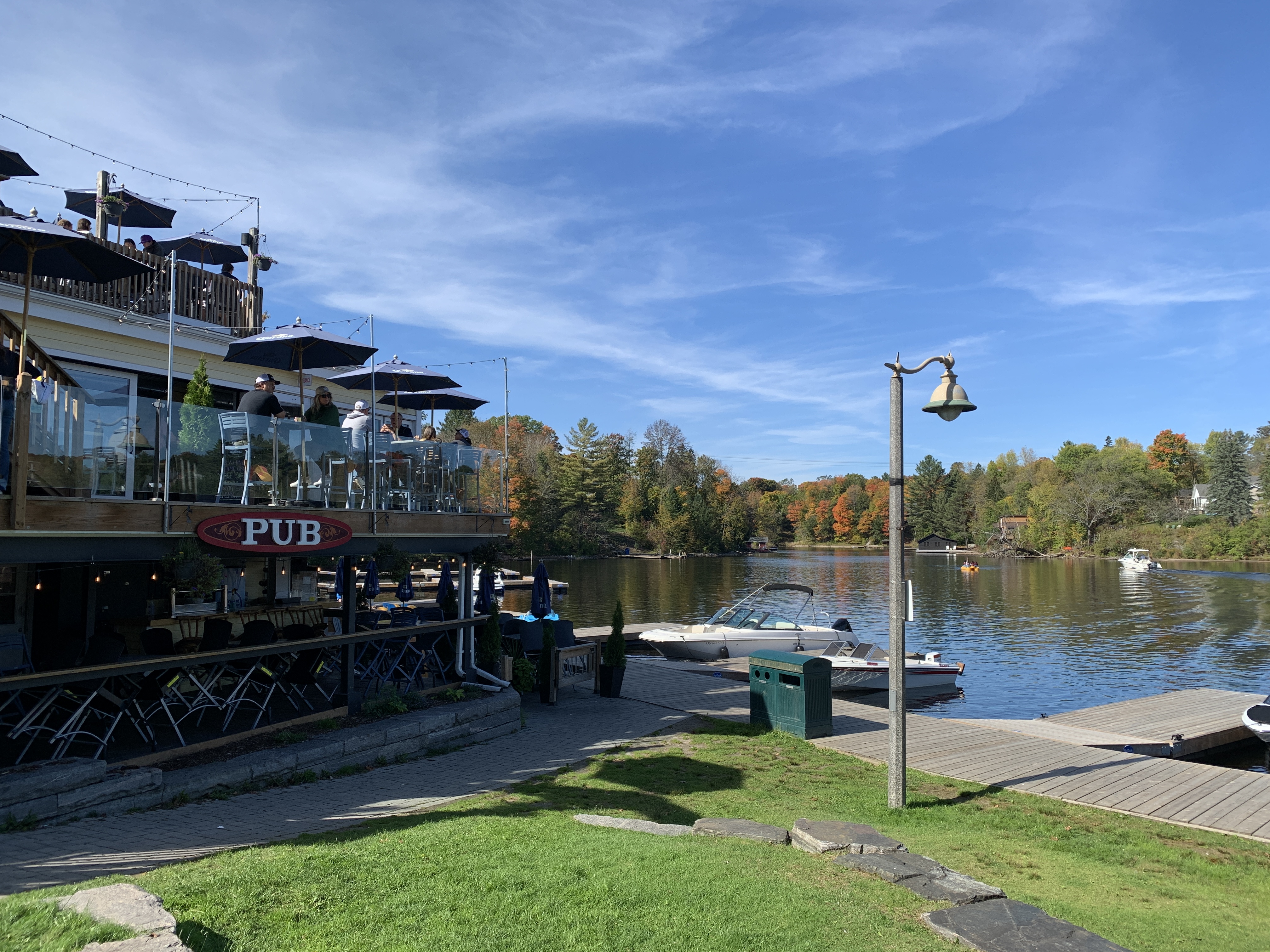 Pub on the Docks has a balcony and a rooftop overlooking the Muskoka River.