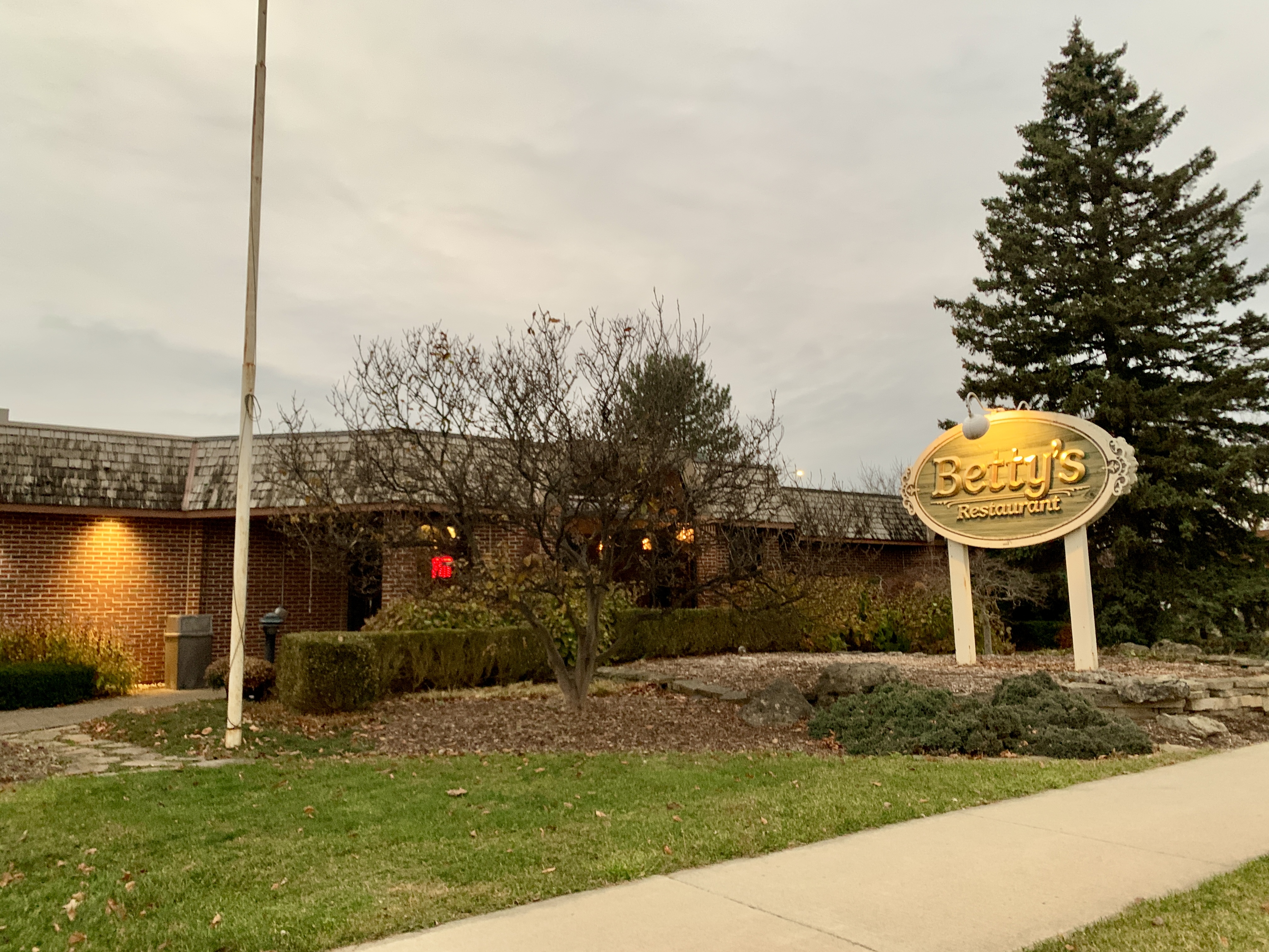 The outside of Betty's hidden behind some bushes but the sign is well lit to draw attention to one of the best restaurants in Niagara Falls.